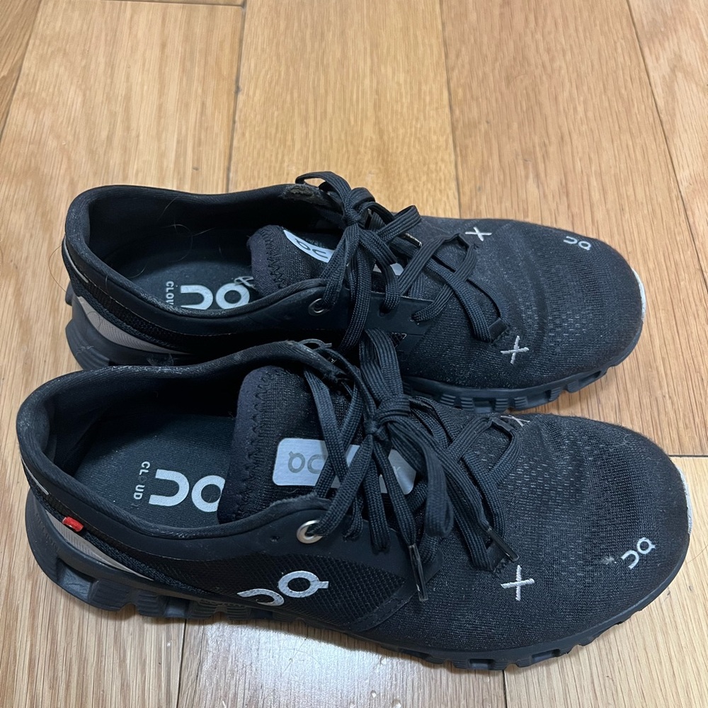 On cloud sneakers, worn but in good condition! Flexible on price